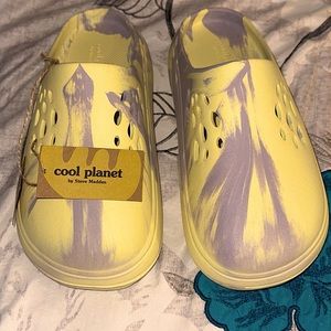COOL PLANET By Steve Madden Women's Currentt Slipper / Yellow Multi